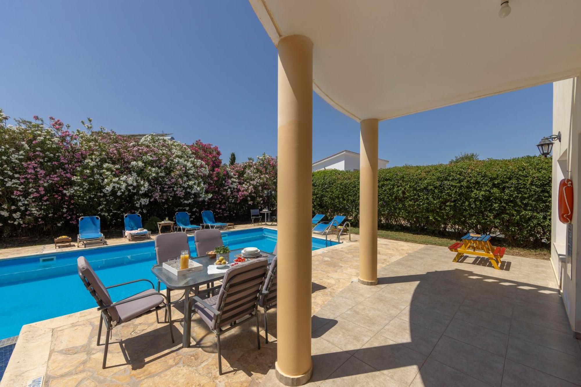 Tsikkos Tria Villa
