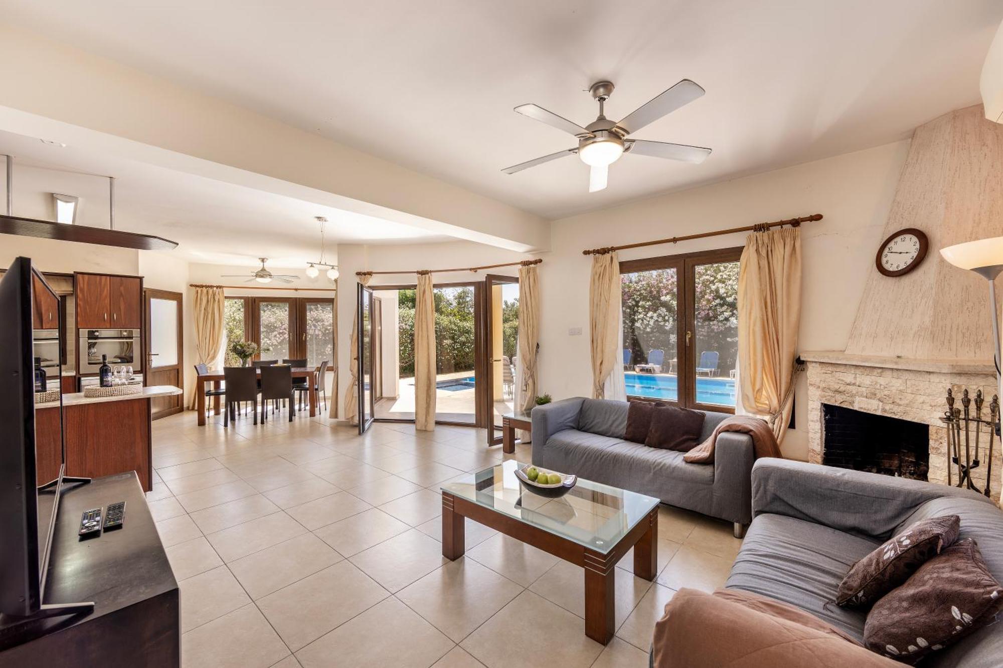 Tsikkos Tria Villa Polis